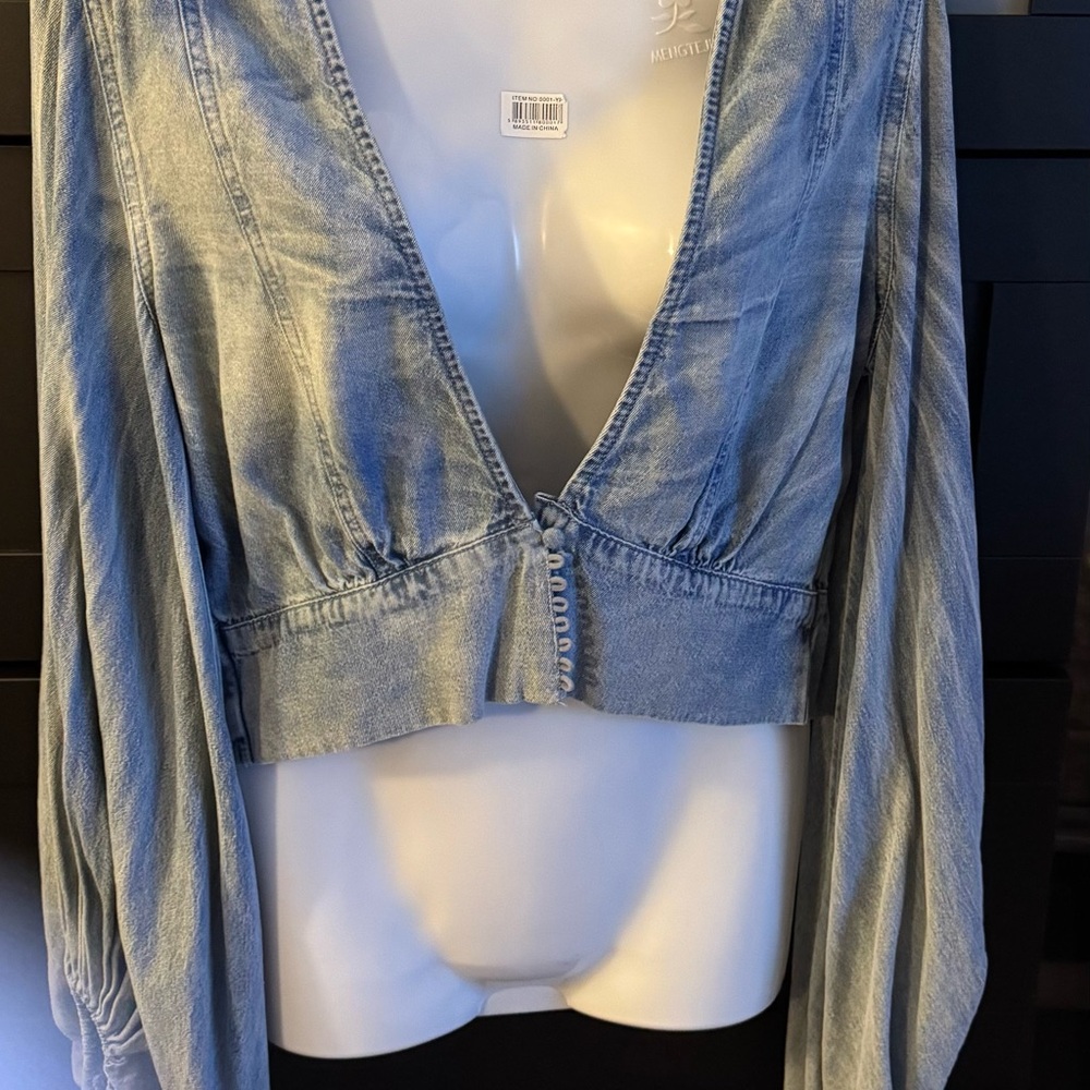 Signature8 Light Blue Cropped, Balloon Sleeves, V-Neck, w/8 front mini buttons